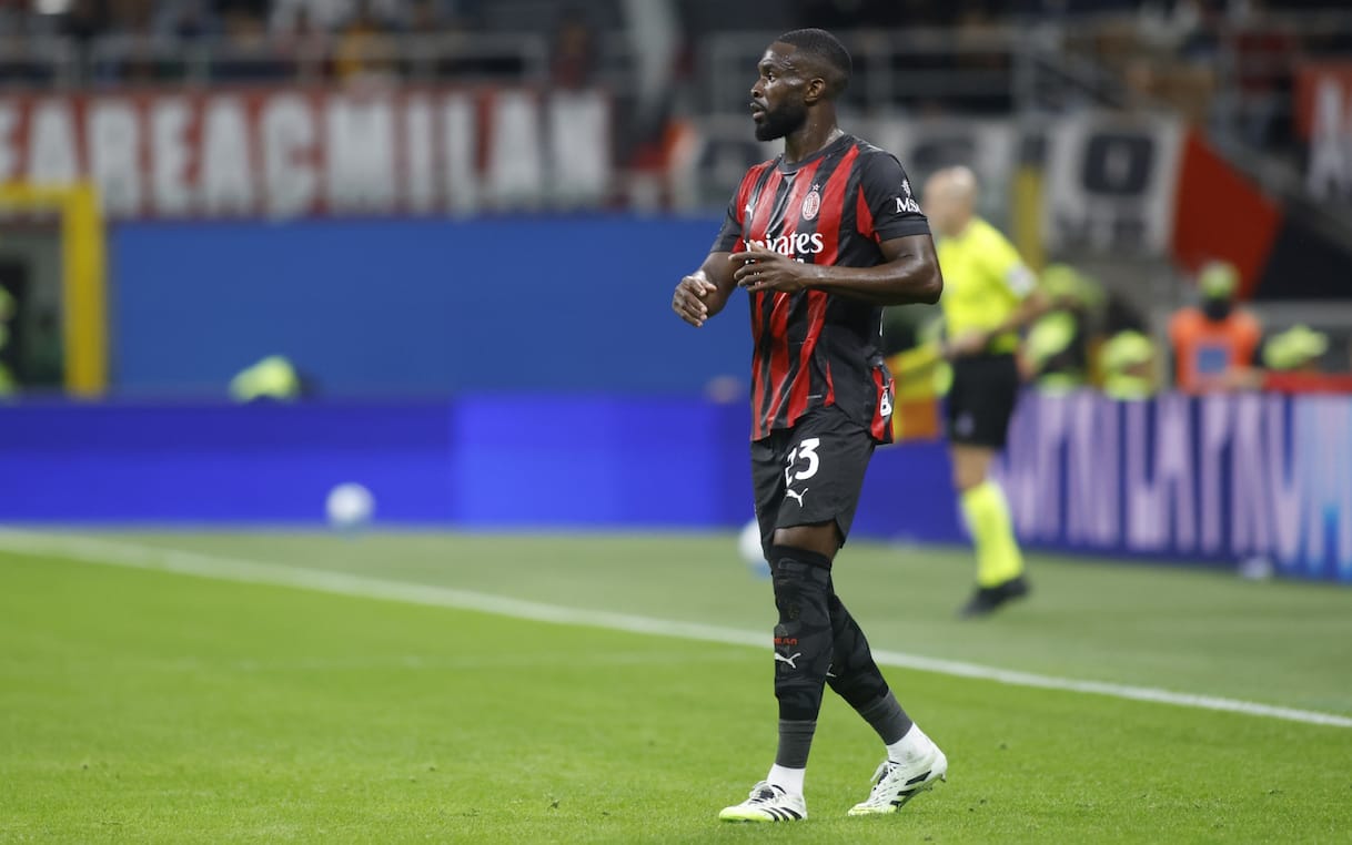 https://static.sky.it/editorialimages/1e74763eda629ed922f90e9790926636f0cee5e8/skysport/it/calcio/serie-a/video/2025/09/29/milan-tomori-infortunio-news-1039553/ipa_tomori_milan.jpg?im=Resize,width=1218