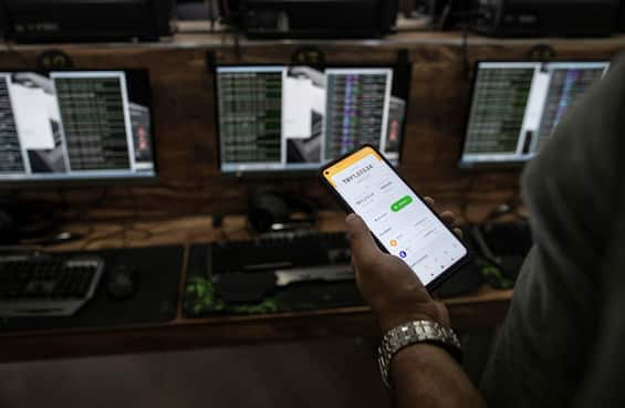 Truffe online, operazione della polizia: sequestrate oltre 2.000 sim