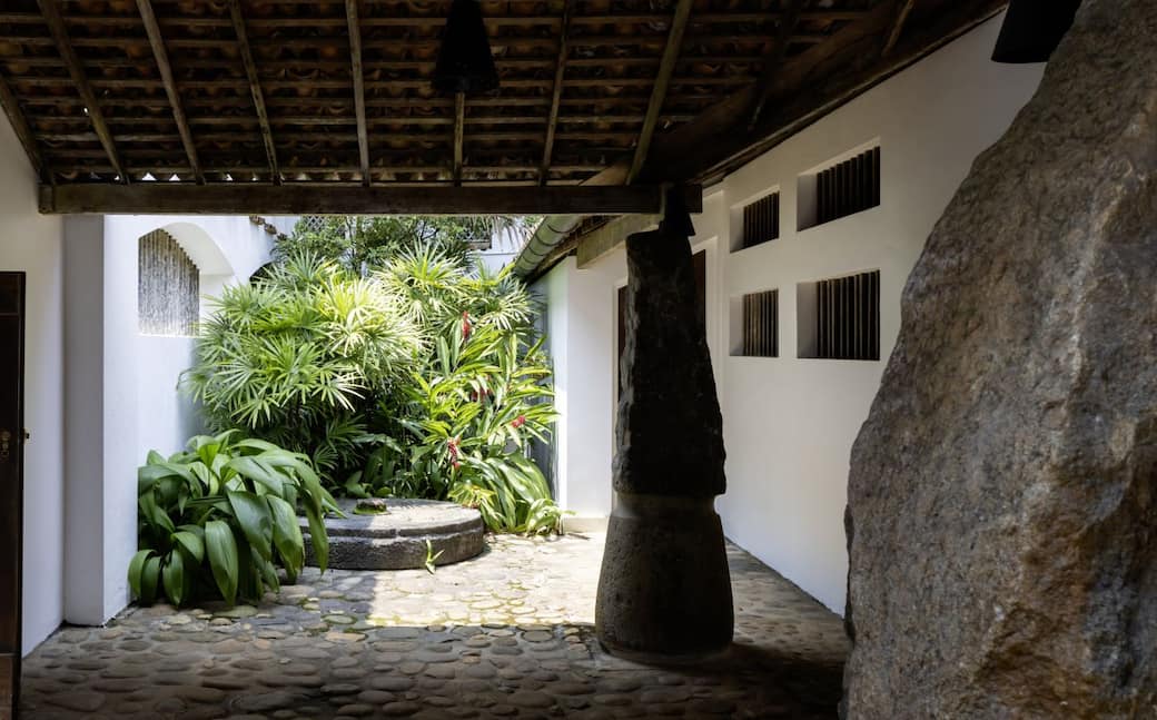 Entry portal with inverted grinding stones, House for Osmund and Ena de Silva, Colombo, Sri Lanka. Photo: Iwan Baan, 2026 © Iwan Baan