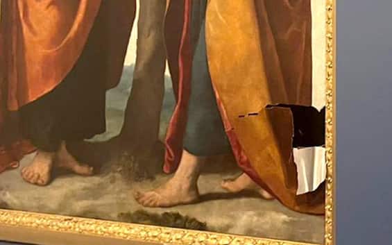 Brescia, visitatrice inciampa e squarcia una tela del Moretto del 1500. FOTO