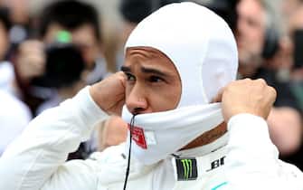 Lewis Hamilton si prepara prima di una gara
