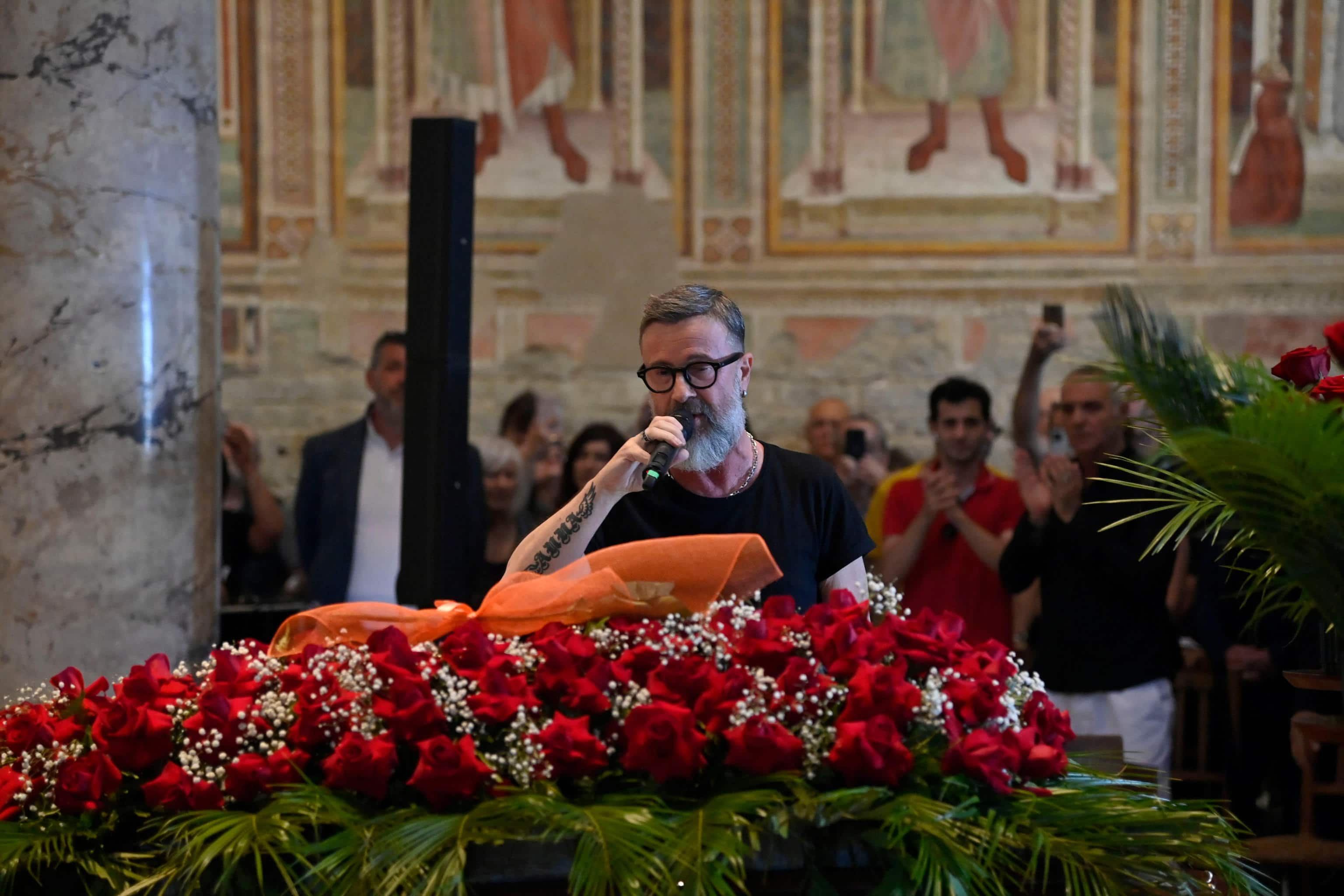 La dedica di Marco Masini durante i funerali in forma privata di Francesco Nuti nella basilica di San Miniato al Monte, Firenze, 15 Giugno 2023.
ANSA/CLAUDIO GIOVANNINI