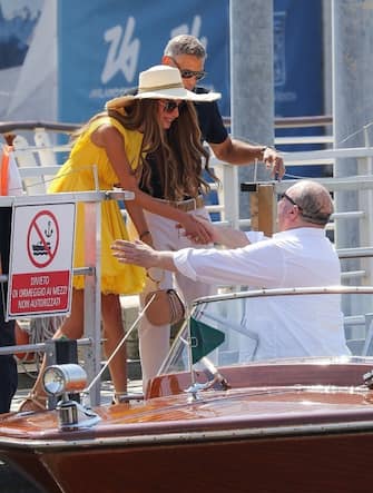 George Clooney e Amal Alamuddin alla Mostra del Cinema di Venezia Venice, ITALY - George Clooney and wife Amal are seen arriving at Marco Polo Airport in Venice for the 81st Venice International Film Festival.
Pictured: Amal Clooney, George Clooney
BACKGRID USA 30 AUGUST 2024
BYLINE MUST READ: Aissaoui Nacer / BACKGRID
USA: +1 310 798 9111 / usasales@backgrid.com
UK: +44 208 344 2007 / uksales@backgrid.com
*UK Clients - Pictures Containing Children
Please Pixelate Face Prior To Publication*