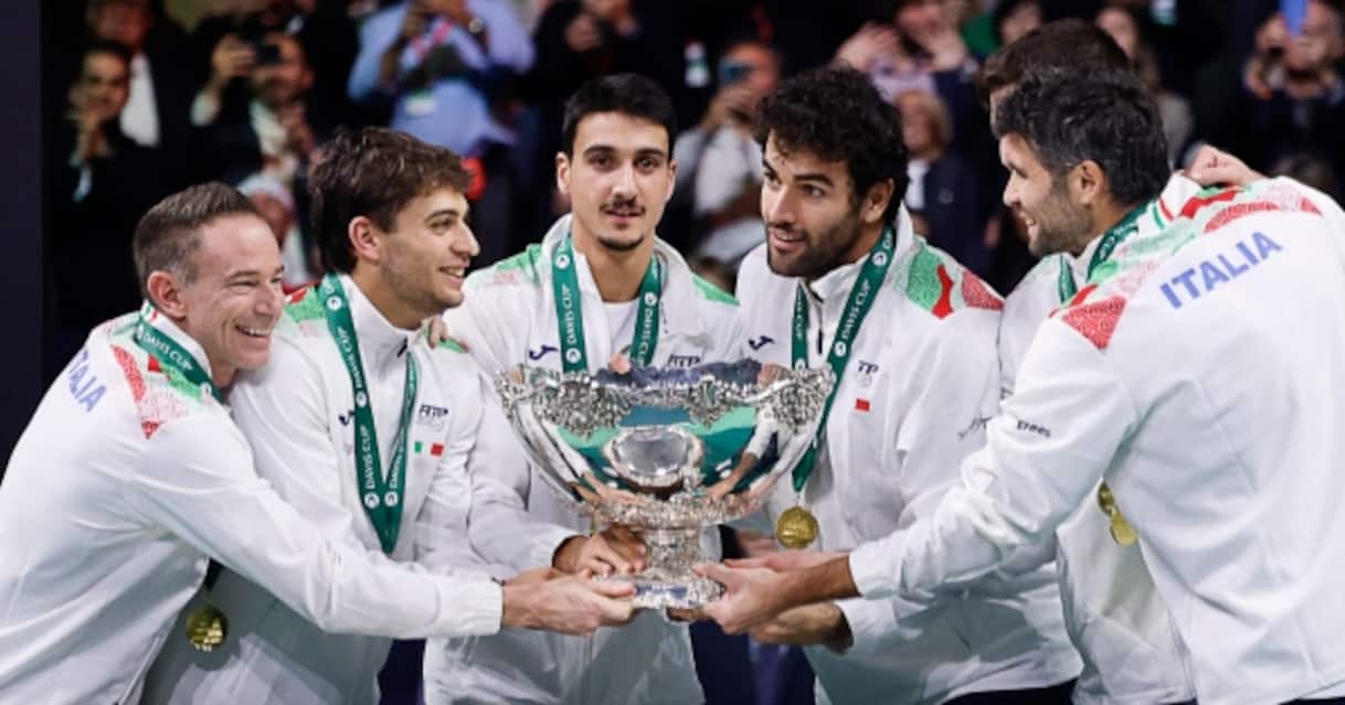 https://static.sky.it/editorialimages/1ef7403eb9b2916c7799397c5eefc1edfb13dbe7/skysport/it/tennis/2025/11/23/coppa-davis-italia-festa-berrettini-cobolli-foto/og_ansa_italia_festa.jpg?im=Resize,width=1218