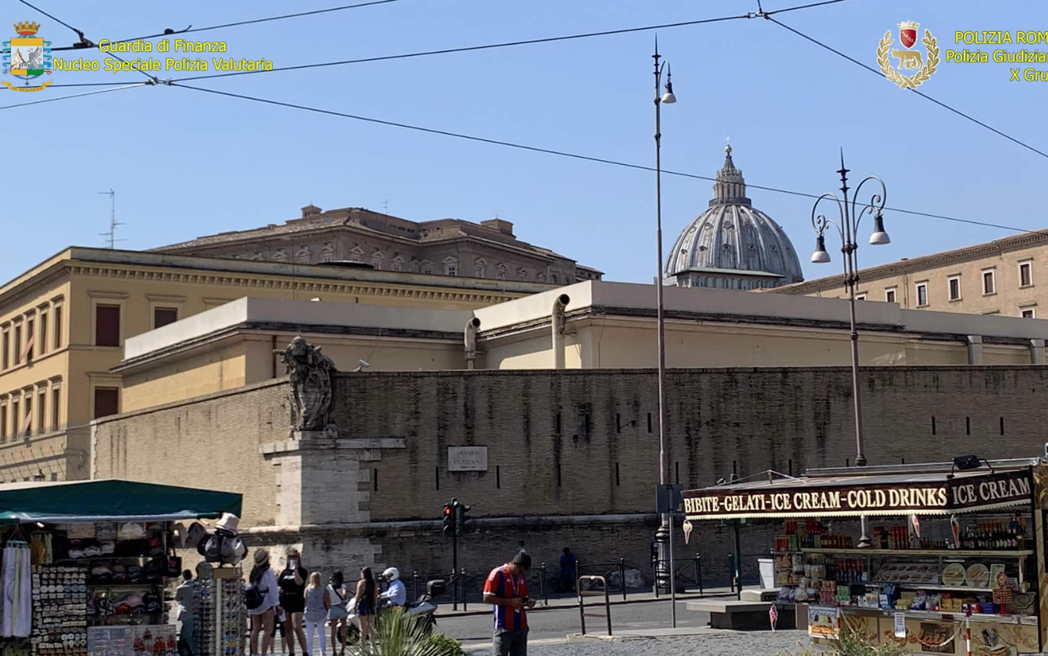 Un fermo immagine tratto da un video della guardia di finanza e polizia locale di Roma, 23 settembre 2020: Sono 18 le persone arrestate a Roma dalla Gdf perché coinvolte, a vario titolo, nell'indagine sul racket delle autorizzazioni per il commercio su strada con il coinvolgimento di pubblici ufficiali, imprenditori e sindacalisti. Tra le persone arrestate, anche l'allora responsabile degli Uffici 'Disciplina' e 'Rotazioni' del Dipartimento Attività Produttive del Comune di Roma e un suo diretto collaboratore, quattro esponenti di un'associazione sindacale di categoria - tra cui Mario e Dino Tredicine, della storica famiglia nota per la sua attività nel settore del commercio ambulante della Capitale - ed un gruppo di sette imprenditori e commercianti.
ANSA/GUARDIA DI FINANZA NUCLEO SPECIALE POLIZIA VALUTARIA  E POLIZIA LOCALE ROMA EDITORIAL USE ONLY NO SALES