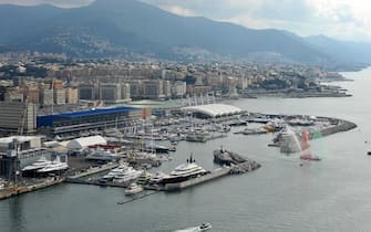 Una panoramica dall'alto delle imbarcazioni nella Marina Fiera, 06 ottobre 2012, a Genova, dove si e' aperto il 52/mo Salone Nautico.   ANSA / LUCA ZENNARO