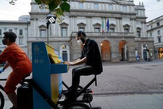 Piano City Milano, musicista suona il pianoforte sul Riscio'