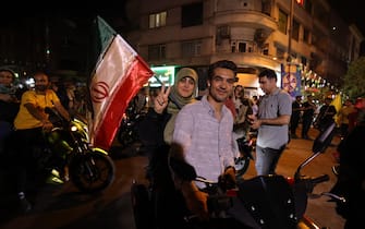Festeggiamenti a Teheran Iranians celebrate in the streets of Tehran a missile attack that hit Tel Aviv on June 13, 2025. Israel's firefighting service said its teams were responding to several "major" incidents resulting from an Iranian missile attack, including efforts to rescue people trapped in a high-rise building. (Photo by Atta KENARE / AFP) (Photo by ATTA KENARE/AFP via Getty Images)