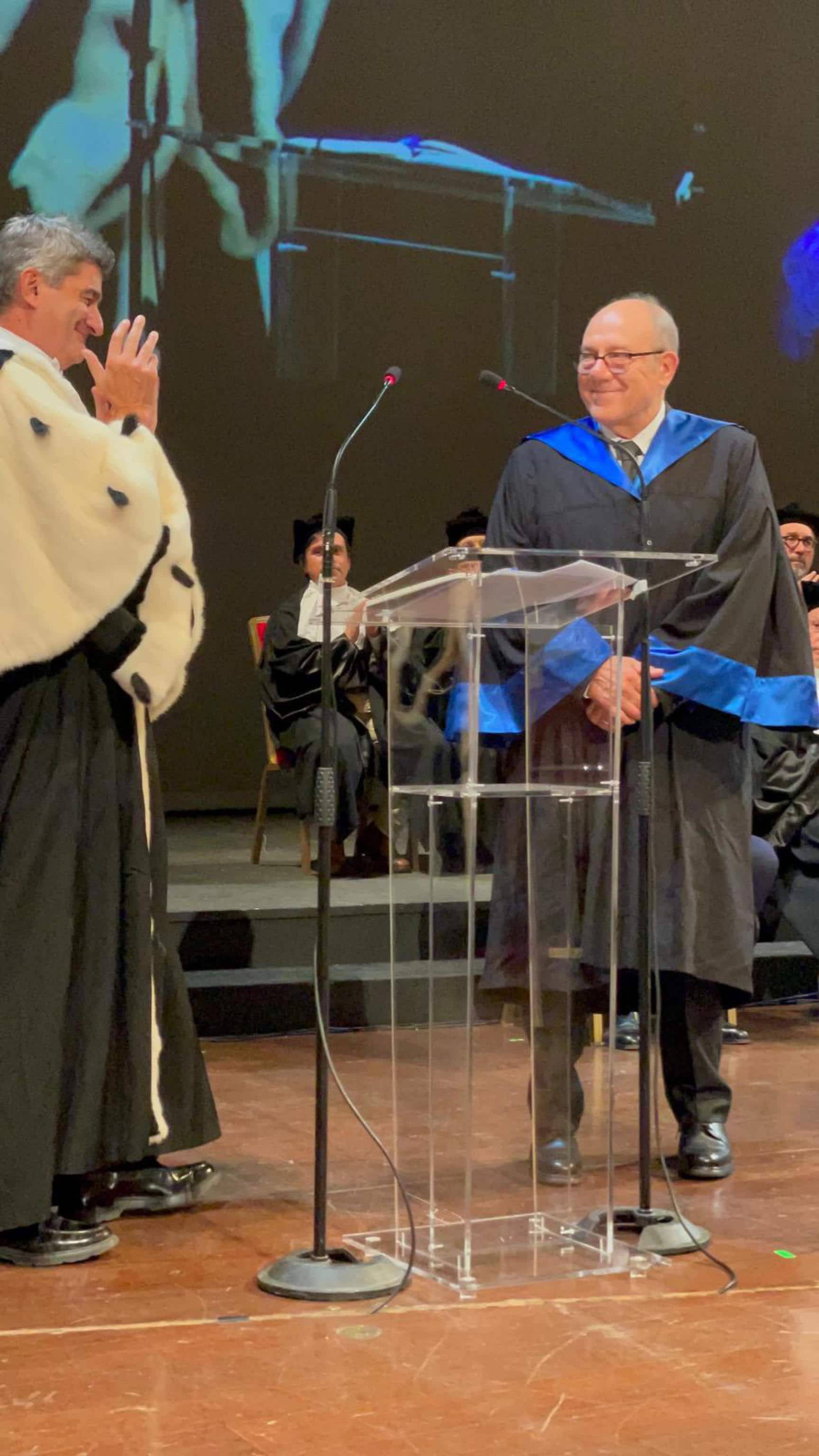 Per un "approccio compassionevole e clinico alla medicina" che assieme alla "sua celebrità e alle sue capacità comunicative" lo hanno reso un "testimonial competente e unico nella promozione della prevenzione", il rettore Roberto Bellotti ha conferito all'attore e regista romano Carlo Verdone, la laurea honoris causa in Medicina e Chirurgia dell'Università degli studi di Bari. Nel corso della cerimonia, che si è svolta oggi pomeriggio nel teatro Petruzzelli di Bari, è stato spiegato che Verdone "è probabilmente il maggior cultore pubblico e divulgatore delle abilità mediche "non tecniche connesse alla pratica professionale". L'attore, noto anche per la sua 'ipocondria' su cui ironizza spesso, ha infatti acquisito conoscenze mediche e farmacologiche avanzate tanto che nell'agosto di sei anni fa ha ricevuto anche l'iscrizione onoraria all'albo professionale dei farmacisti di Roma. Nelle motivazioni, l'ateneo spiega che l'attore rappresenta "un modello di Medicina clinica, ispirato ai suoi grandi maestri degli anni Cinquanta e Sessanta" e fatta di ascolto e osservazione che oggi contrastano con il fai da te tecnologico. Verdone inoltre, visita regolarmente i pazienti di ogni età ricoverati nei reparti ospedalieri a più alta intensità assistenziale portando loro "quell'umano conforto e quella vicinanza che sono parte integrante e dovere vincolante dell'agire medico" e lo fa lontano dai riflettori ma per "sentimento personale della compassione per la sofferenza", conclude l'università di Bari. ANSA/UFFICIO STAMPA UNIBA +++ FOTO DIFFUSA DALL'UFFICIO STAMPA - USARE SOLO PER ILLUSTRARE OGGI LA NOTIZIA INDICATA NEL TITOLO - NON ARCHIVIARE - NON VENDERE - NON USARE PER FINI NON GIORNALISTICI NPK +++