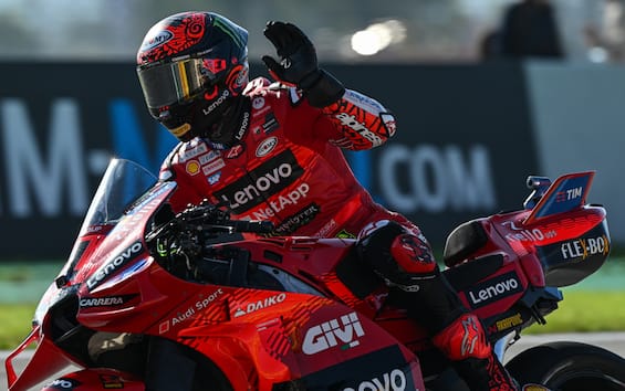 https://static.sky.it/editorialimages/1f357316c98656da878c19b586b0299d0a2d3c57/skysport/it/motori/motogp/2024/11/16/motogp-gp-barcellona-spagna-2024-qualifiche-pole-diretta/bagnaia_dorna_esultanza.jpg?im=Resize,width=565