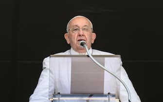 Pope Francis leads his Sunday Angelus prayer from the window of his office overlooking Saint Peter's Square, Vatican City, 14 July 2024 ANSA/ Simone Risoluti Vatican Media ANSA/ VATICAN MEDIA +++ ANSA PROVIDES ACCESS TO THIS HANDOUT PHOTO TO BE USED SOLELY TO ILLUSTRATE NEWS REPORTING OR COMMENTARY ON THE FACTS OR EVENTS DEPICTED IN THIS IMAGE; NO ARCHIVING; NO LICENSING +++ NPK +++