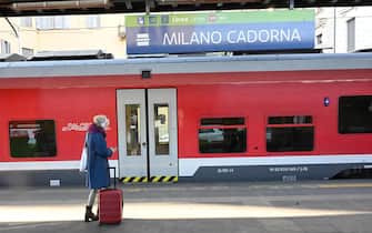 Una viaggiatrice in attesa di poter salire sul Malpensa Express nella stazione Cadorna a Milano, 24 gennaio 2024. ANSA/DANIEL DAL ZENNARO