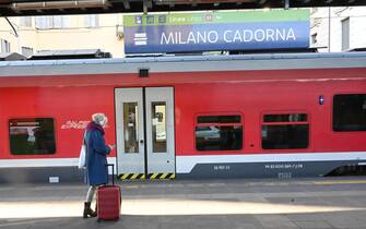 Una viaggiatrice in attesa di poter salire sul Malpensa Express nella stazione Cadorna a Milano, 24 gennaio 2024. ANSA/DANIEL DAL ZENNARO