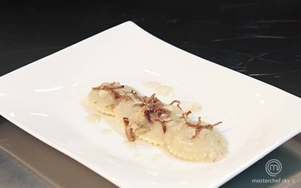 Ravioli al gorgonzola con pere e speck croccante