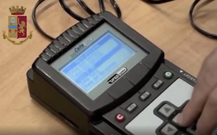 La polizia ha smantellato una rete di utenti che, su una nota piattaforma di messaggistica, scambiava materiale pornografico realizzato mediante sfruttamento di minori. Le indagini dei poliziotti del compartimento polizia postale e delle comunicazioni di Torino ha concluso una complessa operazione di contrasto alla pedopornografia online, che ha condotto all'esecuzione di 12 decreti di perquisizione e alla denuncia di altrettanti soggetti, di cui 4 minorenni, responsabili di detenzione e diffusione di contenuti realizzati mediante sfruttamento di minori di anni 18. Tra questi, 3 sono tratti in arresto in Campania, Calabria e Lombardia e sequestrati migliaia di file. L'attività, diretta dalla Procura di Torino - gruppo criminalità organizzata e reati informatici e coordinata dal Centro nazionale di contrasto alla pedopornografia online (Cncpo) del Servizio polizia postale e delle comunicazioni di Roma, ha interessato tutto il territorio nazionale, coinvolgendo altri Uffici della specialità, quali i compartimenti Abruzzo, Calabria, Campania, Emilia Romagna, Lazio, Liguria, Lombardia, Piemonte, Sicilia e Veneto.
 ANSA/Polizia  EDITORIAL USE ONLY NO SALES