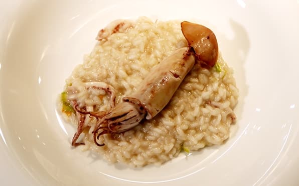 Risotto con fiori di zucca e totani ripieni