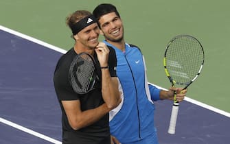 epa11221385 Carlos Alcaraz of Spain (R) and Alexander Zverev of Germany (L) share a laugh before play resumes after the match was suspended due to a bee invasion during the BNP Paribas Open in Indian Wells, California, USA, 14 March 2024.  EPA/JOHN G. MABANGLO
