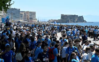 Festa Napoli Tifosi in attesa dei giocatori del Napoli in via Caracciolo, Napoli, 26 maggio 2025. //
SSC Napoli's supporter wait for SCC Napoli players in Caracciolo street, in Naples, Italy, 26 May 2025.
ANSA/ CIRO FUSCO