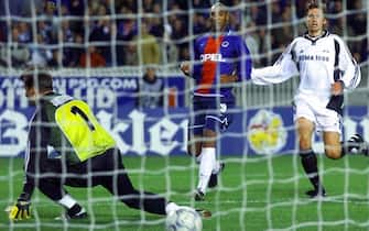 Paris forward Nicolas Anelka (C) shoots past Rosenborg's goalkeeper (L) Jorn Jamtfall (L) during the PSG/Rosenborg UEFA Champions League match 24 October 2000 at Paris Parc des Princes stadium.PSG won 7 to 2.  AFP PHOTO JACQUES DEMARTHON (Photo by JACQUES DEMARTHON / AFP) (Photo by JACQUES DEMARTHON/AFP via Getty Images)