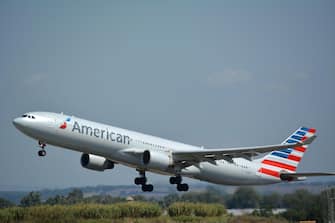 Un aereo della compagnia Usa American Airlines in fase di decollo all'aeroporto di Fiumicino, 10 maggio 2021.
ANSA/ TELENEWS