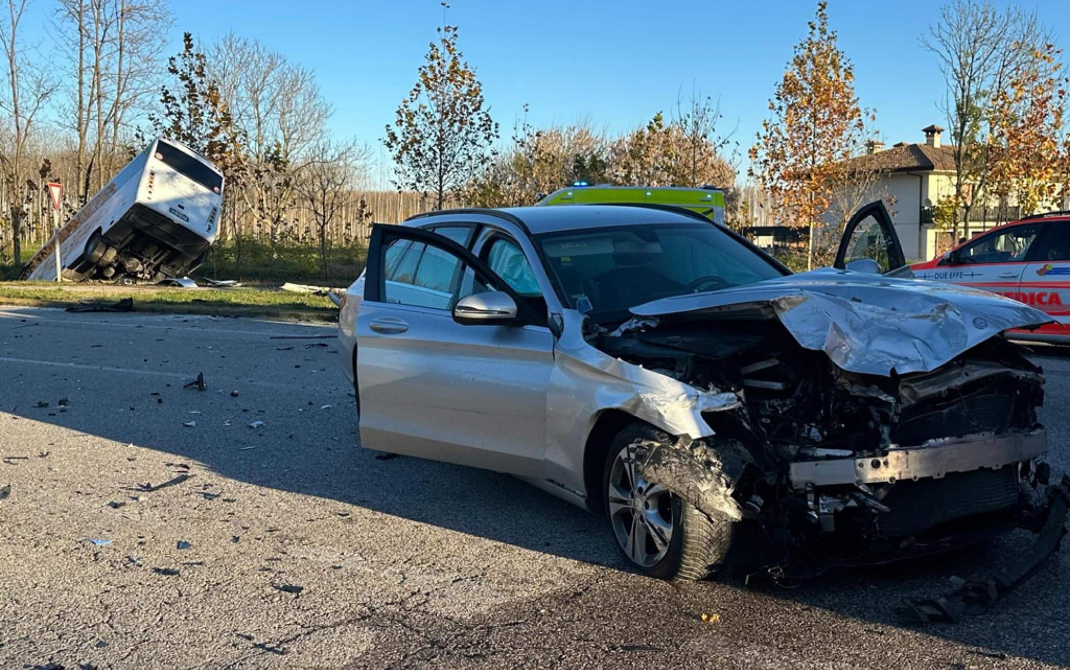 Bus con studenti nel fosso dopo lo scontro con un'automobile