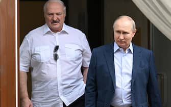 epa10681320 Russian President Vladimir Putin (R) and Belarusian President Alexander Lukashenko during their meeting at the Bocharov Ruchei residence in the resort city of Sochi, Russia 09 June 2023. Putin announced the transfer of Russian tactical nuclear weapons to Belarus to begin after July 07-08, when the construction of facilities for them is completed.  EPA/GAVRIIL GRIGOROV/SPUTNIK/KREMLIN POOL MANDATORY CREDIT