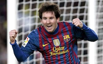 epa03113444 FC Barcelona's Argentinian striker Lionel Messi celebrates after scoring a goal against Valencia CF during the Spanish Primera Division soccer match at Camp Nou in Barcelona, northeastern Spain, 19 February 2012.  EPA/ALBERTO ESTEVEZ