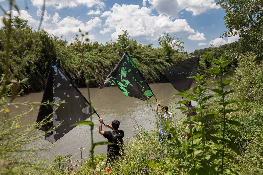 5_flumen_-Climate_Art_Project-Camminata_collettiva_Parco_Aniene1-Bandiere_ANDRECO_©Blindeyefactory.jpg
