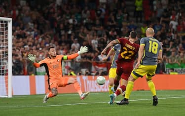 TIRANA, ALBANIA - MAY 25: Nicolo Zaniolo of AS Roma scores their sides first goal past Justin Bijlow of Feyenoord during the UEFA Conference League final match between AS Roma and Feyenoord at Arena Kombetare on May 25, 2022 in Tirana, Albania. (Photo by Tullio Puglia - UEFA/UEFA via Getty Images)