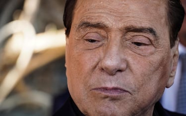 Il presidente di Forza Italia, Silvio Berlusconi, in una trattoria di Marechiaro, Napoli, 20 maggio 2022. ANSA/CESARE ABBATE