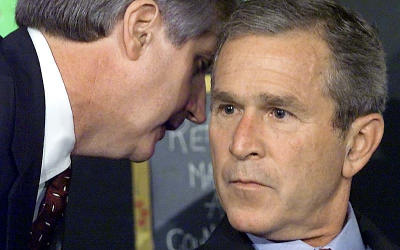 Torri gemelle TOPSHOT - US President George W. Bush has his early morning school reading event interupted by his Chief of Staff Andrew Card (L) shortly after news of the New York City airplane crashes was available in Sarasota, Florida. AFP Photo Paul J. RICHARDS (Photo by Paul J. RICHARDS / AFP) (Photo by PAUL J. RICHARDS-/AFP via Getty Images)