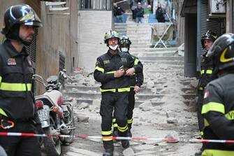 Esplosione e crollo della facciata di un palazzo ai Quartieri Spagnoli a Napoli