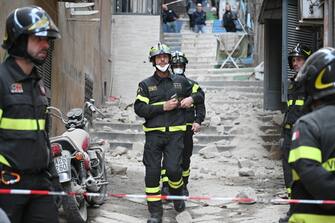 Un'esplosione, accompagnata da un forte odore di gas si è verificata al quarto piano di un palazzo ai Gradini San Matteo a Toledo ai Quartieri Spagnoli, a Napoli. Sono caduti pezzi di intonaco sulla scalinata sottostante dove si trova l'ingresso del palazzo nel quartiere affollato dai turisti. Una coltre di polvere ricopre le auto parcheggiate e tutta la gradinata sottostante è ricoperta di pietre. Tanta la paura, ma nessun ferito. Sul posto vigili del fuoco e polizia che hanno transennato la zona e fatto allontanare le persone prima di iniziare le verifiche nel palazzo, Napoli, 27 aprile 2024.
ANSA/ CIRO FUSCO