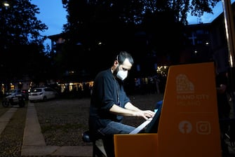 Piano City Milano, Il pianista Simone Quatrana mentre suona nel tandem nel quartiere di Brera