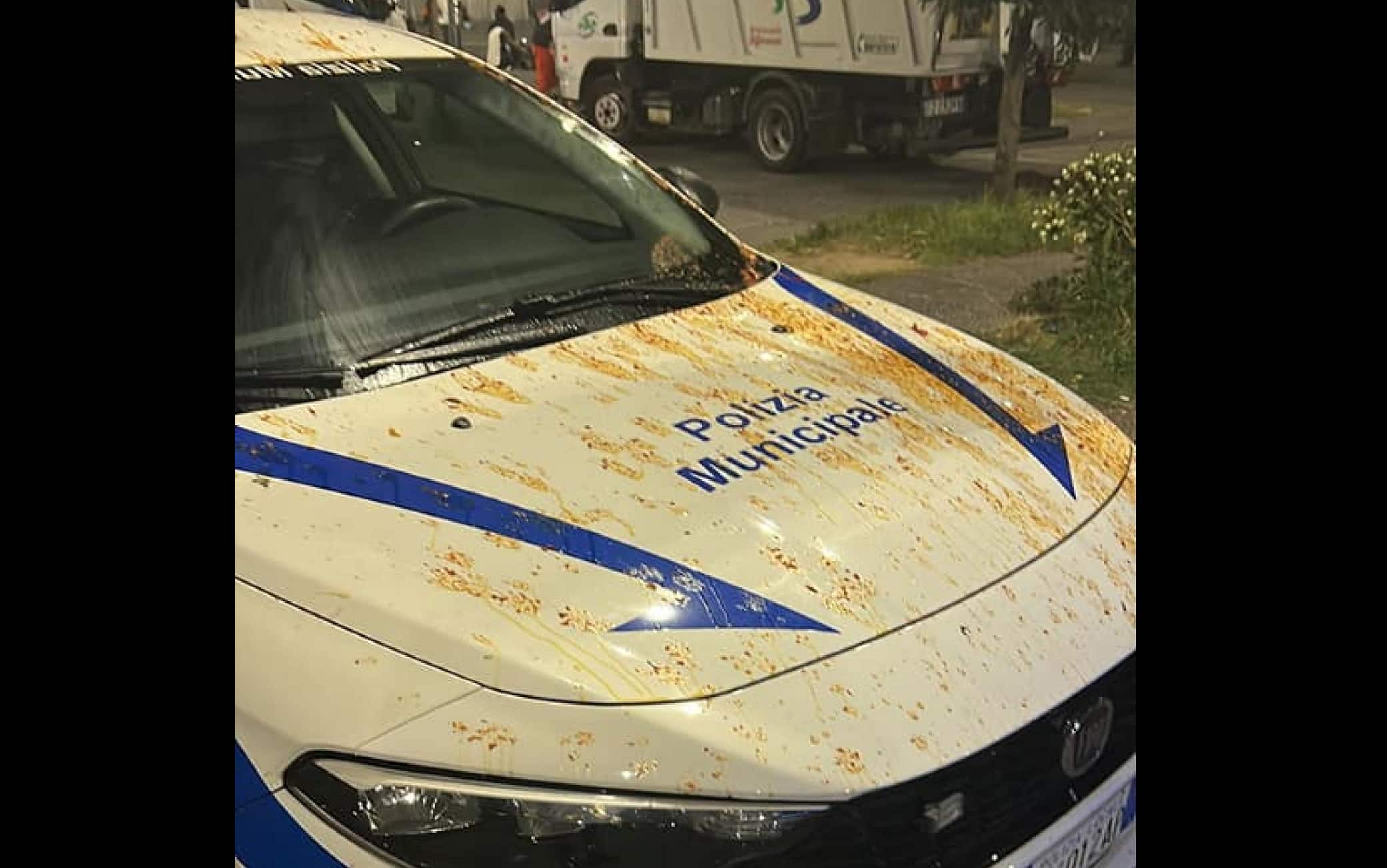 L'automobile degli agenti della Polizia locale di Napoli aggrediti, in una foto diffusa da un consigliere regionale della Lega, Severino Nappi