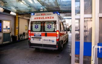 L ingresso del pronto soccorso del policlinico Umberto I dove la notte scorsa alcuni manifestanti No Vax hanno danneggiato alcune porte e stanze, Roma 10 ottobre 2021. ANSA/FABIO FRUSTACI