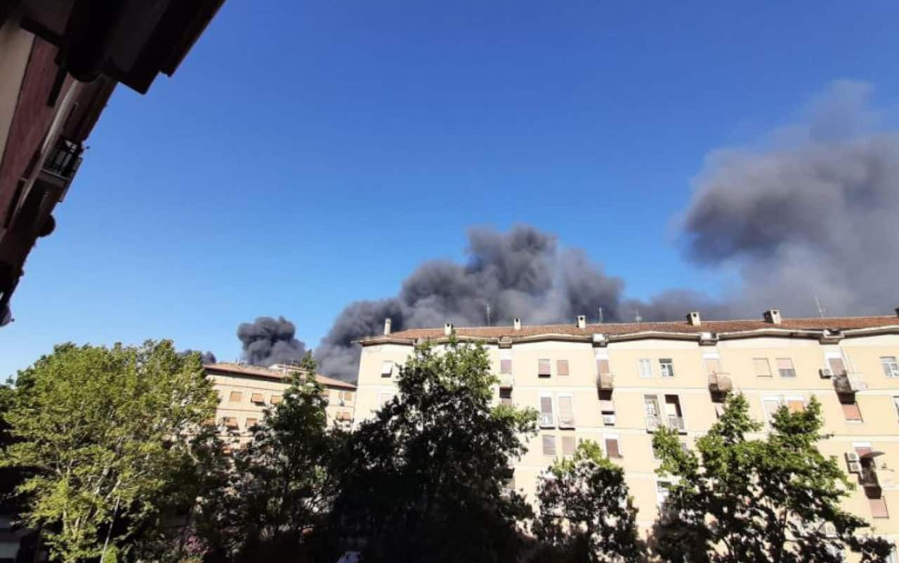 La nube di fumo in via Casilina visibile in molti quartieri del quadrante est