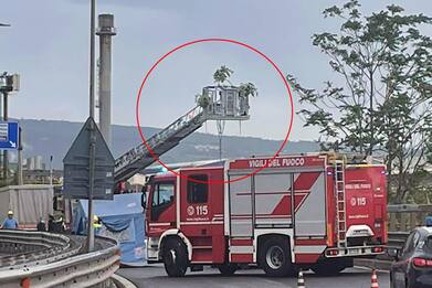 Trieste, cadavere appeso al guard rail: la Procura esclude l'omicidio