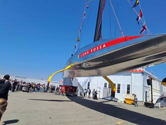 Varata la nuova Ac75 di Luna Rossa a Cagliari, 13 aprile 2024. Con la benedizione del vescovo Giuseppe Baturi è scattato alle 13.23 il via alla nuova avventura della barca che cercherà di portare in Italia la Coppa America. La madrina dell'inaugurazione è stata come al solito Miuccia Prada accompagnata dal patron Patrizio Bertelli. Poi la fatidica frase 'Io ti battezzo Luna Rossa'. Con la bottiglia di spumante che si è schiantata sulla scocca argentata della nuova barca dai colori argento, grigio e rosso con due ali gialle che la faranno "volare" sull'acqua. Uno scafo molto affusolato per affrontare meglio le onde.
ANSA/ ROBERTA CELOT