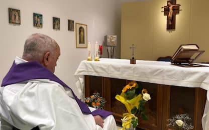 Papa Francesco in una foto, la prima da quando è stato ricoverato al Gemelli, lo scorso 14 febbraio, diffusa dalla Sala Stampa vaticana. Si vede il Papa che concelebra la messa nella cappellina dell'ospedale, ripreso di lato, 15 marzo 2025. ANSA/SALA STAMPA DELLA SANTA SEDE +++ NPK +++ NO SALES, EDITORIAL USE ONLY +++