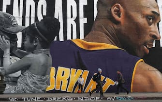 LOS ANGELES, CALIFORNIA - FEBRUARY 13: A mural depicting deceased NBA star Kobe Bryant and his 13-year-old daughter Gianna, painted by Royyaldog, is displayed on a building on February 13, 2020 in Los Angeles, California. Numerous murals depicting Bryant and Gianna have been created around greater Los Angeles following their tragic deaths in a helicopter crash which left a total of nine dead. A public memorial service honoring Bryant will be held February 24 at the Staples Center in Los Angeles, where Bryant played most of his career with the Los Angeles Lakers.  (Photo by Mario Tama/Getty Images)