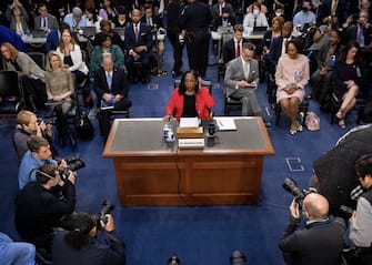 “Tutte le persone accusate di un crimine hanno diritto alla difesa. Questo è ciò che rende il nostro sistema il migliore al mondo”. Lo ha detto la candidata alla Corte Suprema americana Ketanji Brown Jackson durante l’audizione alla Commissione del Senato che la deve confermare