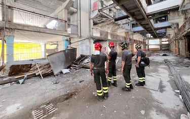 Secondo alcuni testimoni, il crollo del ballatoio a Scampia sarebbe avvenuto mentre era in corso un litigio, per futili motivi, tra due nuclei familiari. Non si esclude, ma al momento si tratta solo di un'ipotesi, che il peso concentratosi sul ballatoio possa avere contribuito al cedimento della struttura già fatiscente, 23 luglio 2024. Al momento la Procura non si pronuncia sulla circostanza.    NPK    ANSA   +++ ANSA PROVIDES ACCESS TO THIS HANDOUT PHOTO TO BE USED SOLELY TO ILLUSTRATE NEWS REPORTING OR COMMENTARY ON THE FACTS OR EVENTS DEPICTED IN THIS IMAGE; NO ARCHIVING; NO LICENSING +++