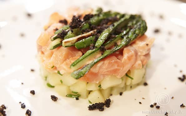 Tartare di salmone con patate e asparagi