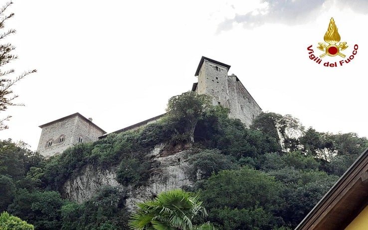 Vigili del fuoco intervengono a seguito di una frana ad Angera, in provincia di Varese, 15 luglio 2023. Il movimento franoso ha causato il distacco di un grosso masso e di alcuni detriti che sono rotolate verso valle fermandosi nei pressi di due abitazioni. ANSA/ VIGILI DEL FUOCO ++HO - NO SALES EDITORIAL USE ONLY ++