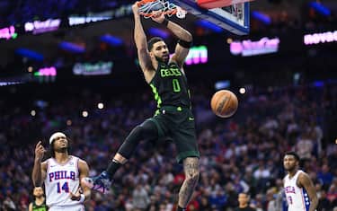 TATUM GUIDA LA SVOLTA