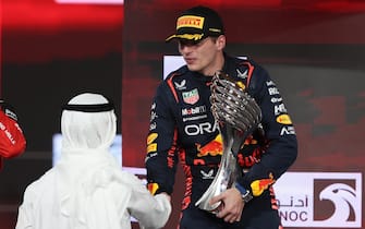 epa10996353 Dutch Formula One driver Max Verstappen of Red Bull Racing receives his trophy after winning the Formula 1 Abu Dhabi Grand Prix in Abu Dhabi, United Arab Emirates, 26 November 2023.  EPA/ALI HAIDER