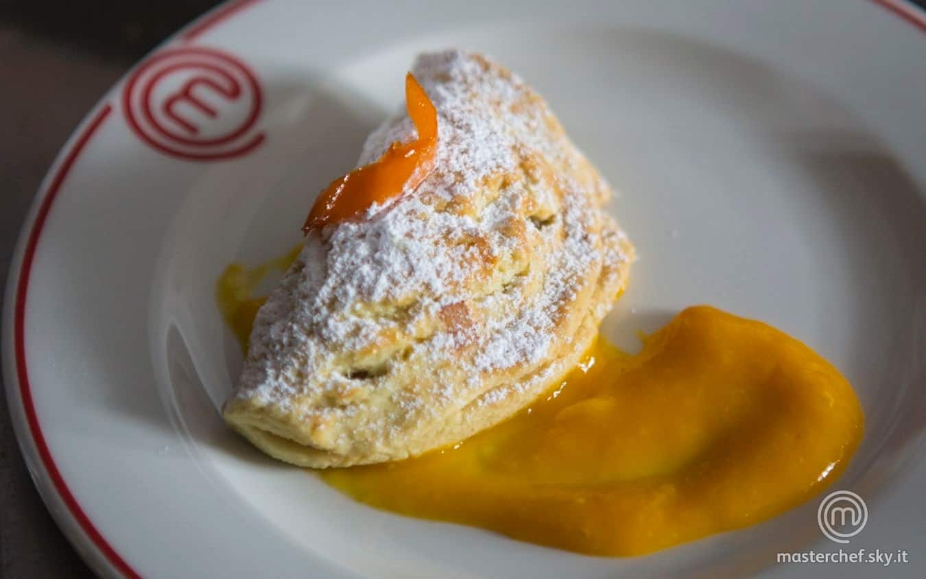 Empanada dolce ripiena di mele e spezie con salsa al mango