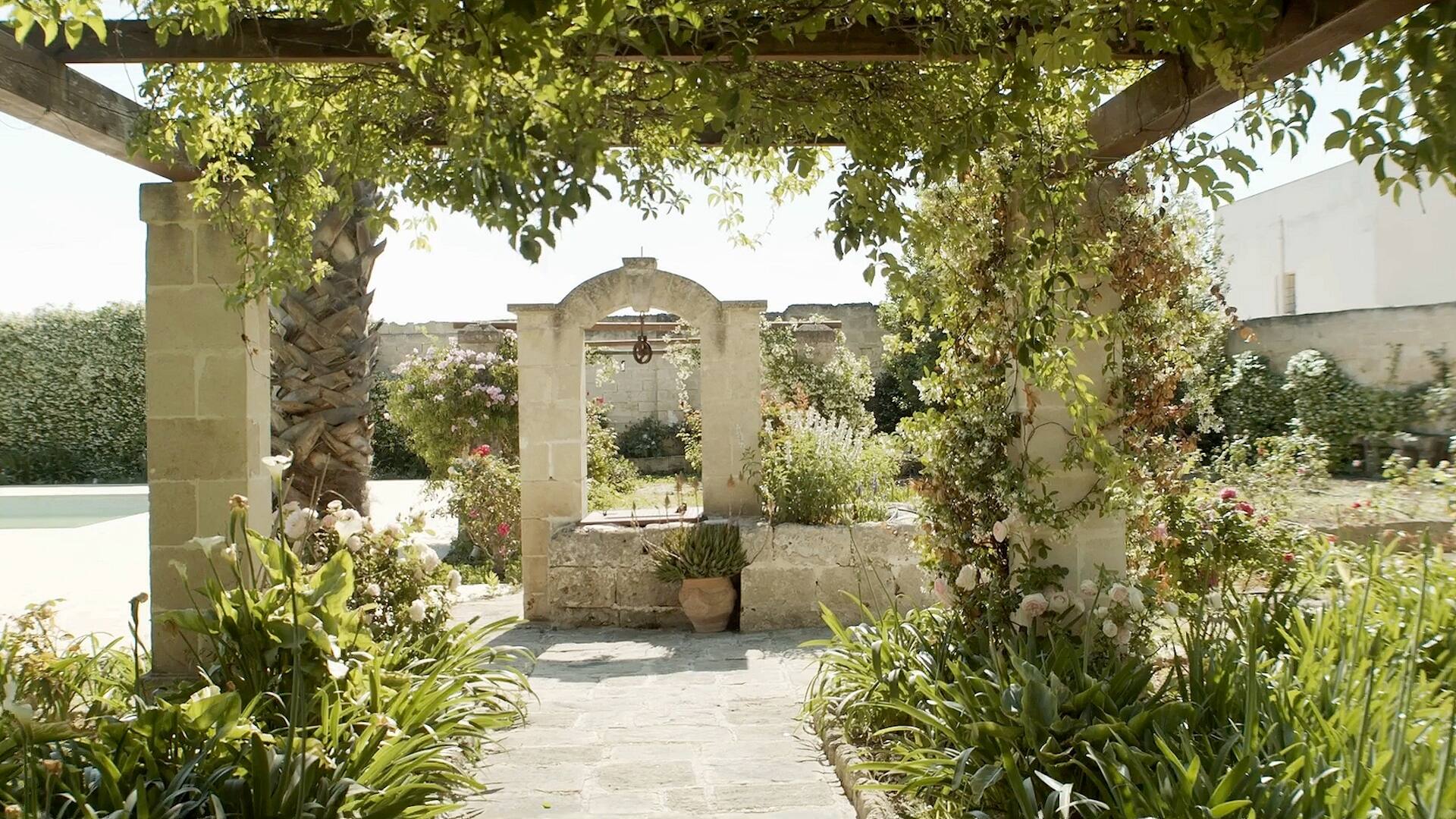 Varvaglione_9_Masseria_Pizzariello_cortile_interno.jpg