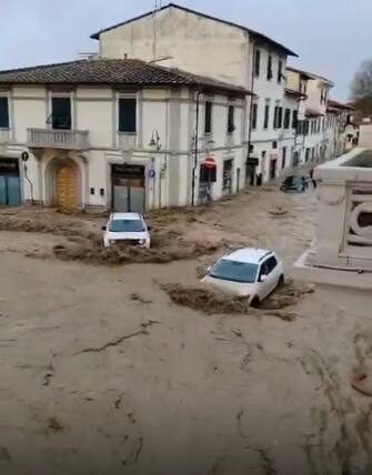 Firenze, allerta rossa per il maltempo in Toscana, Arno in piena e strade allagate a Sesto Fiorentino